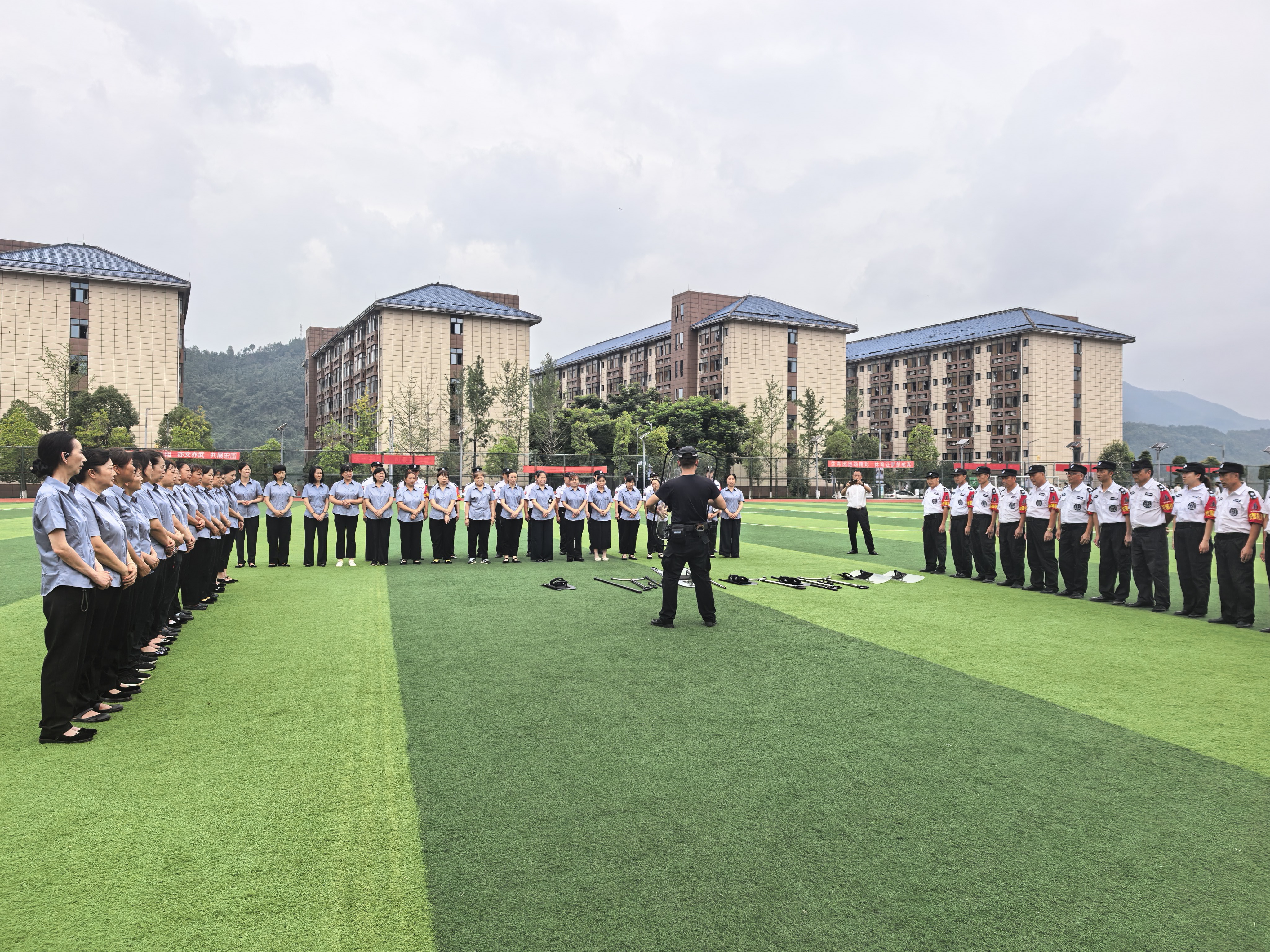 我校特邀市特警大队开展反恐防暴培训演练